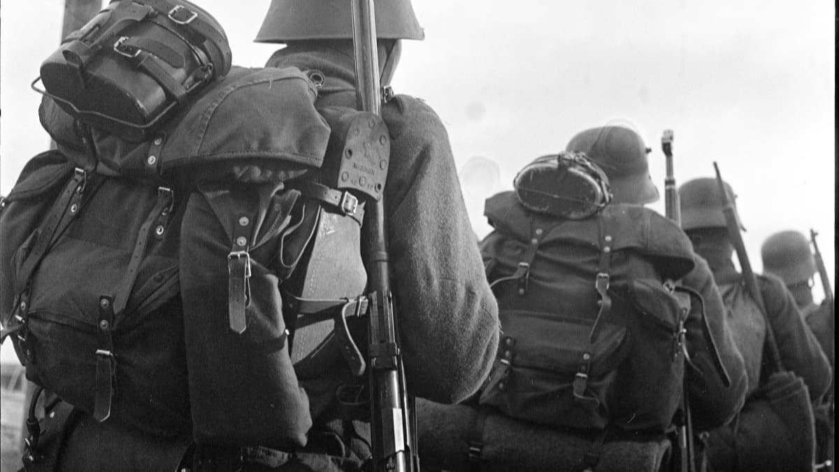 Hyvinvarustettuja suojajoukkojen sotilaita marssilla Karjalan kannaksella lokakuussa 1939