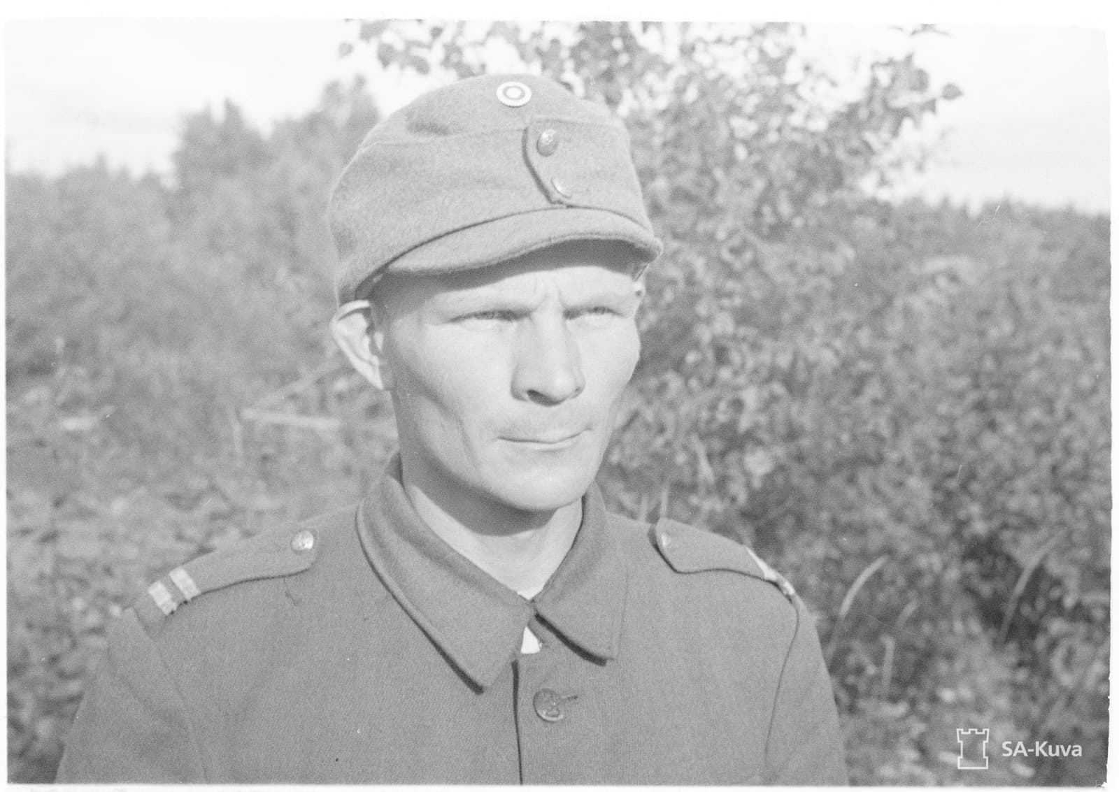Mannerheim-ristin ritari alikersantti Heikki Kärpänen lähikuvassa, risti rinnassa, vuonna 1944