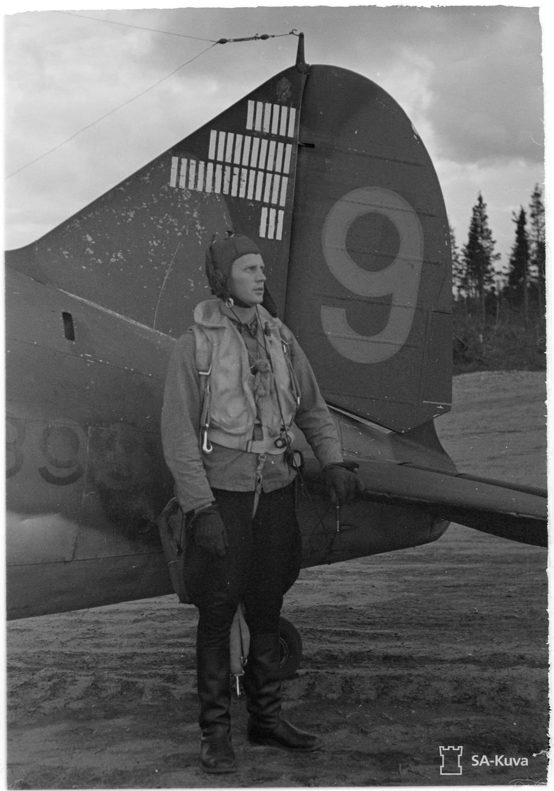 Mannerheim-ristin ritari, luutnantti Hans Wind koneensa vieressä, sivuvakaajaan merkitty 33 ilmavoittoa