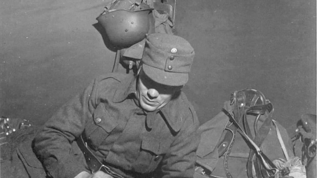 Suomalainen sotilas kirjoittamassa leirissä