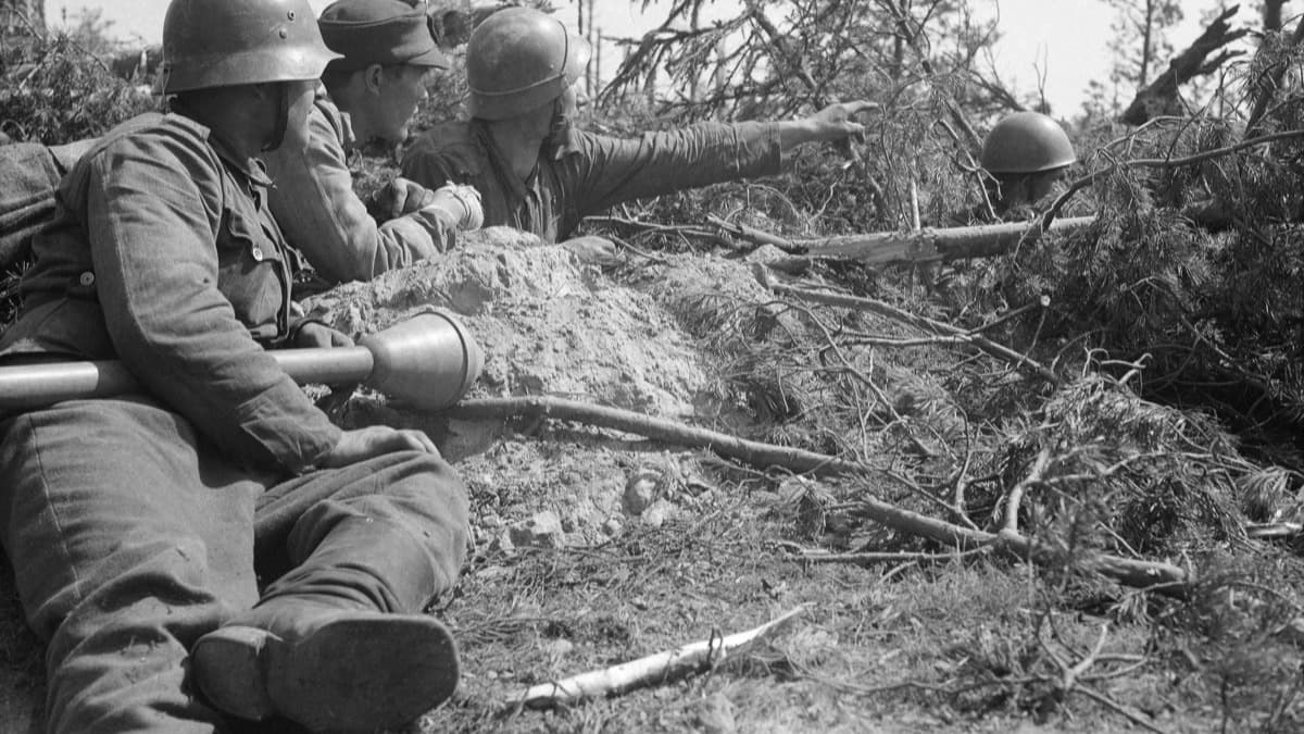 Suomalaisia sotilaita kypärissään Ihantalan taistelun aikana heinäkuussa 1944