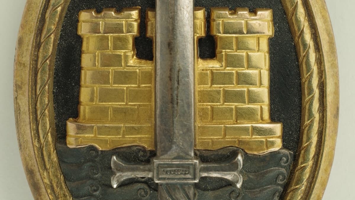 Suomalainen Sotakorkeakoulun merkki lähikuvassa