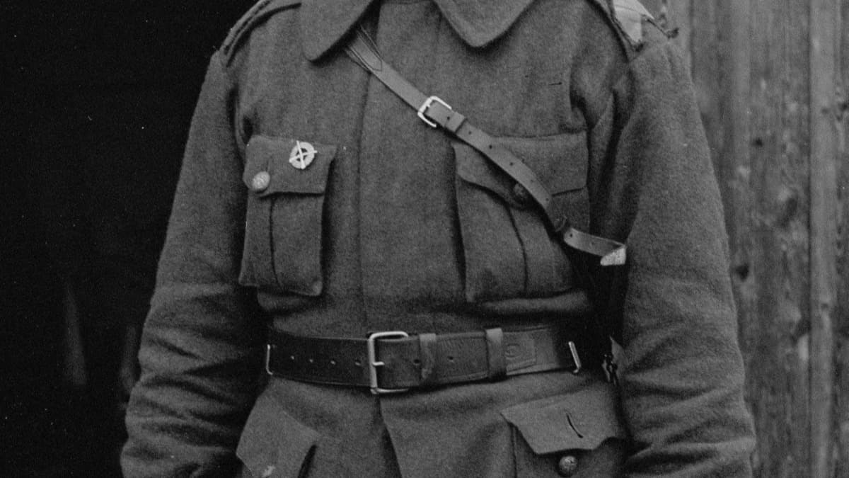 Talvisodan aikainen vääpeli ruskeanharmaassa m/27-asetakissa