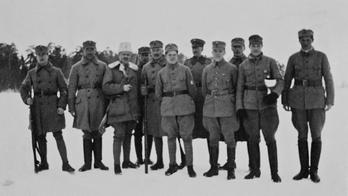 Kulosaaren suojeluskuntalaisia ryhmäkuvassa talvella 1921