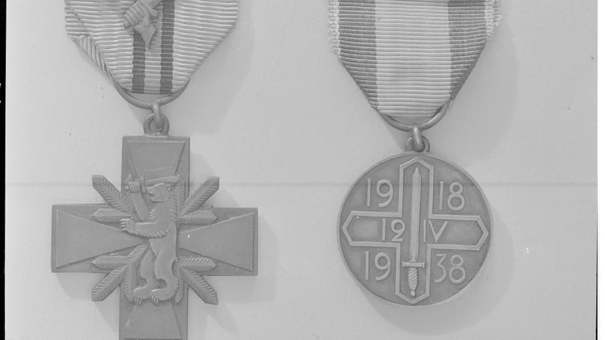 Helsingin valtauksen muistomitali ja heimosotaristi SA-kuva-arkistosta