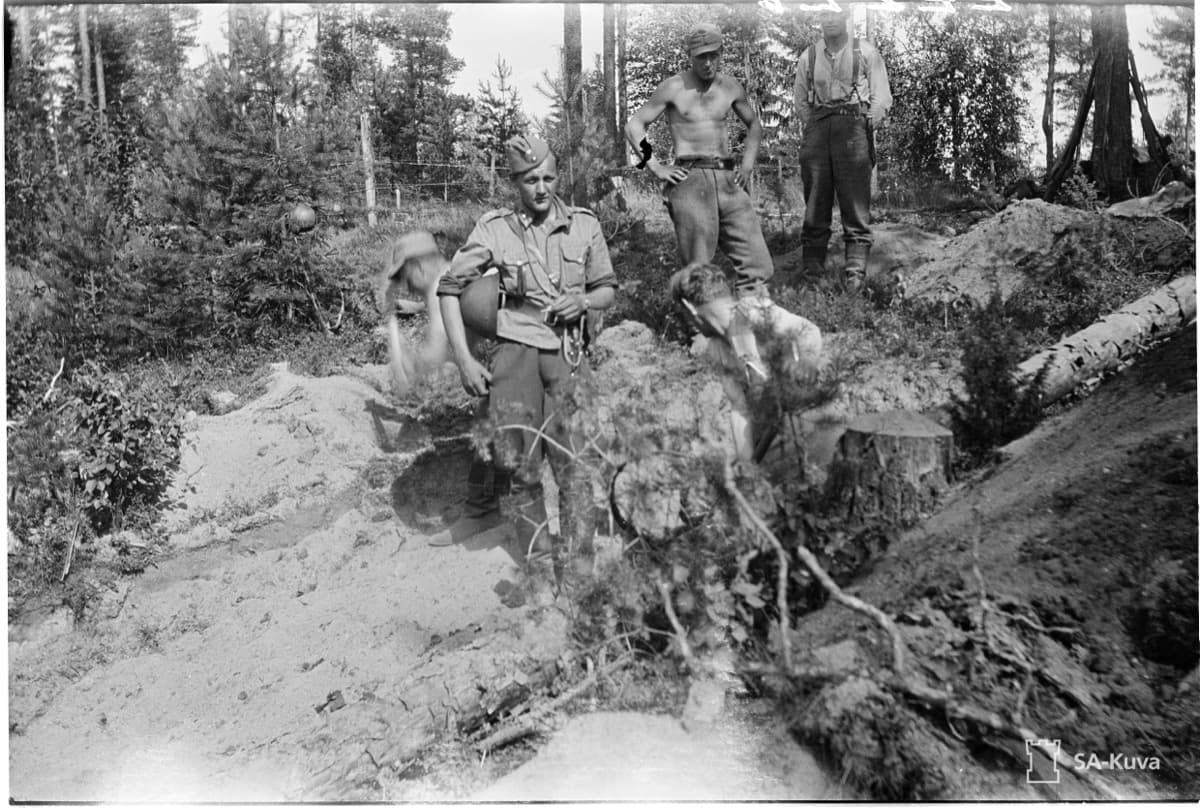 Suomalaisia sotilaita juoksuhaudan kaivuutyössä kesällä 1941