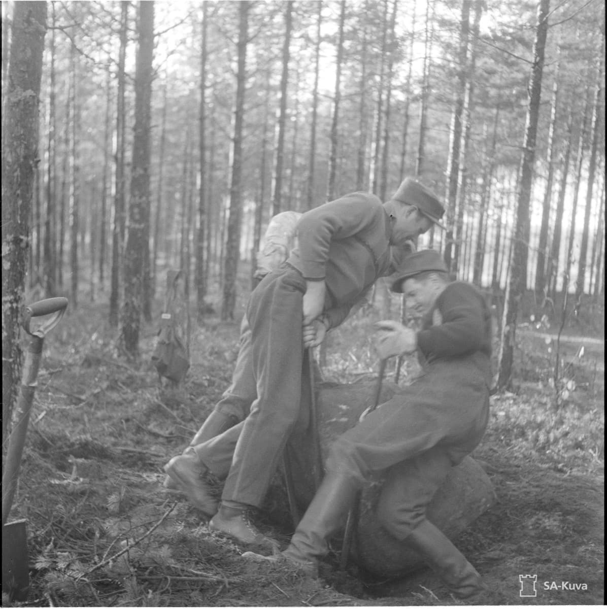 Kaksi suomalaista sotilasta linnoitustöissä metsässä vuonna 1939